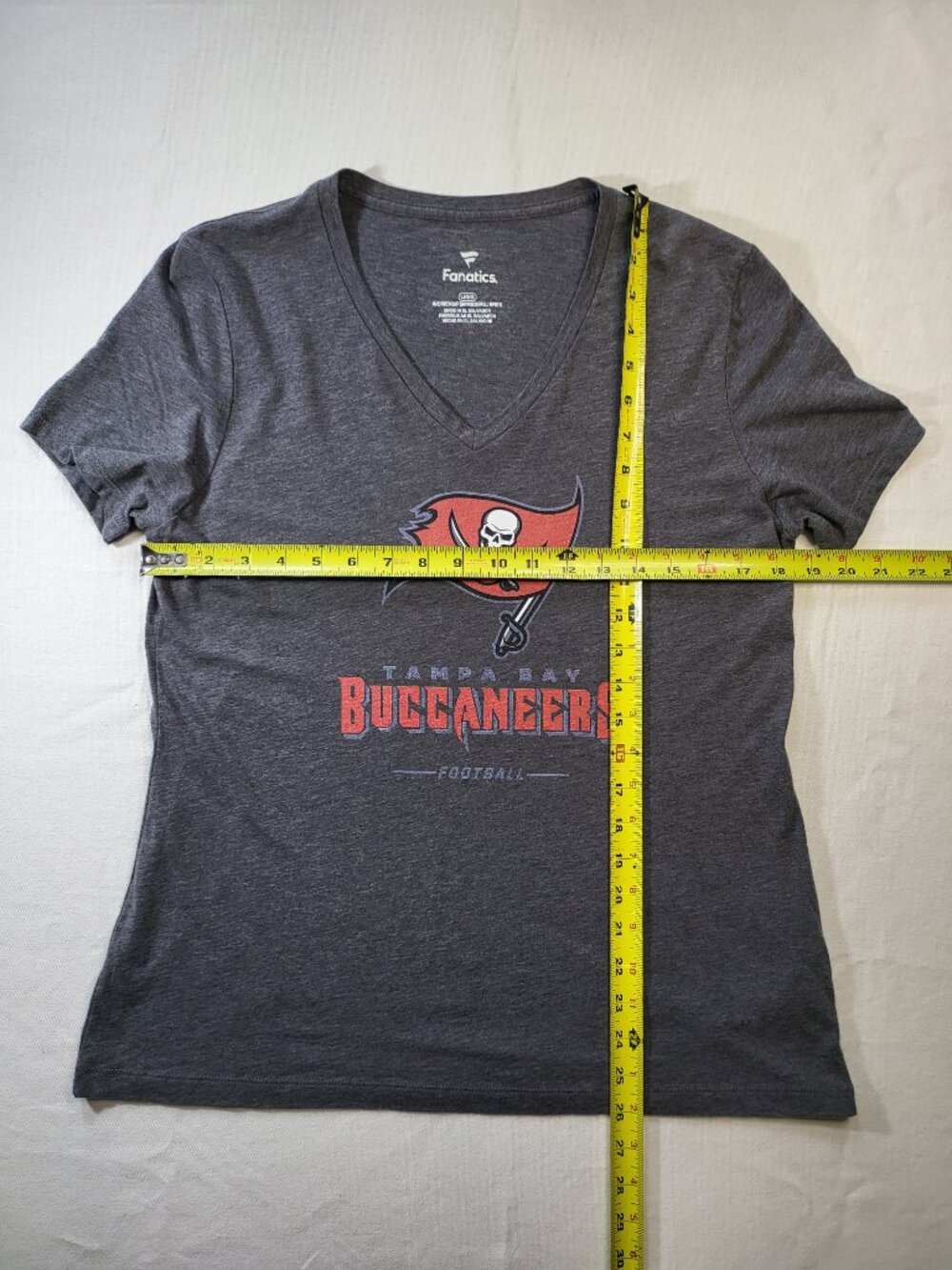 Fanatics Tampa Bay Buccaneers Women's V-Neck T-Shirt – Heathered Charcoal Size L - Picture 4 of 7